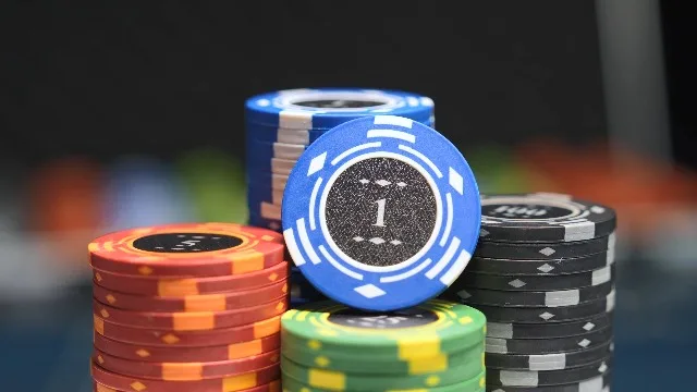 鸿运棋牌 - 经典牌桌与 斗牛棋牌 竞技